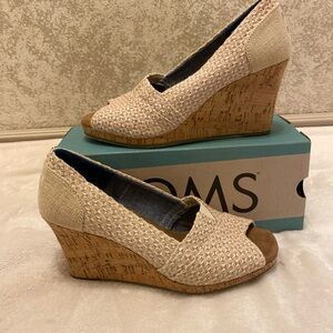 TOMS Women's  Beige Triangle Bow Cork Wedges